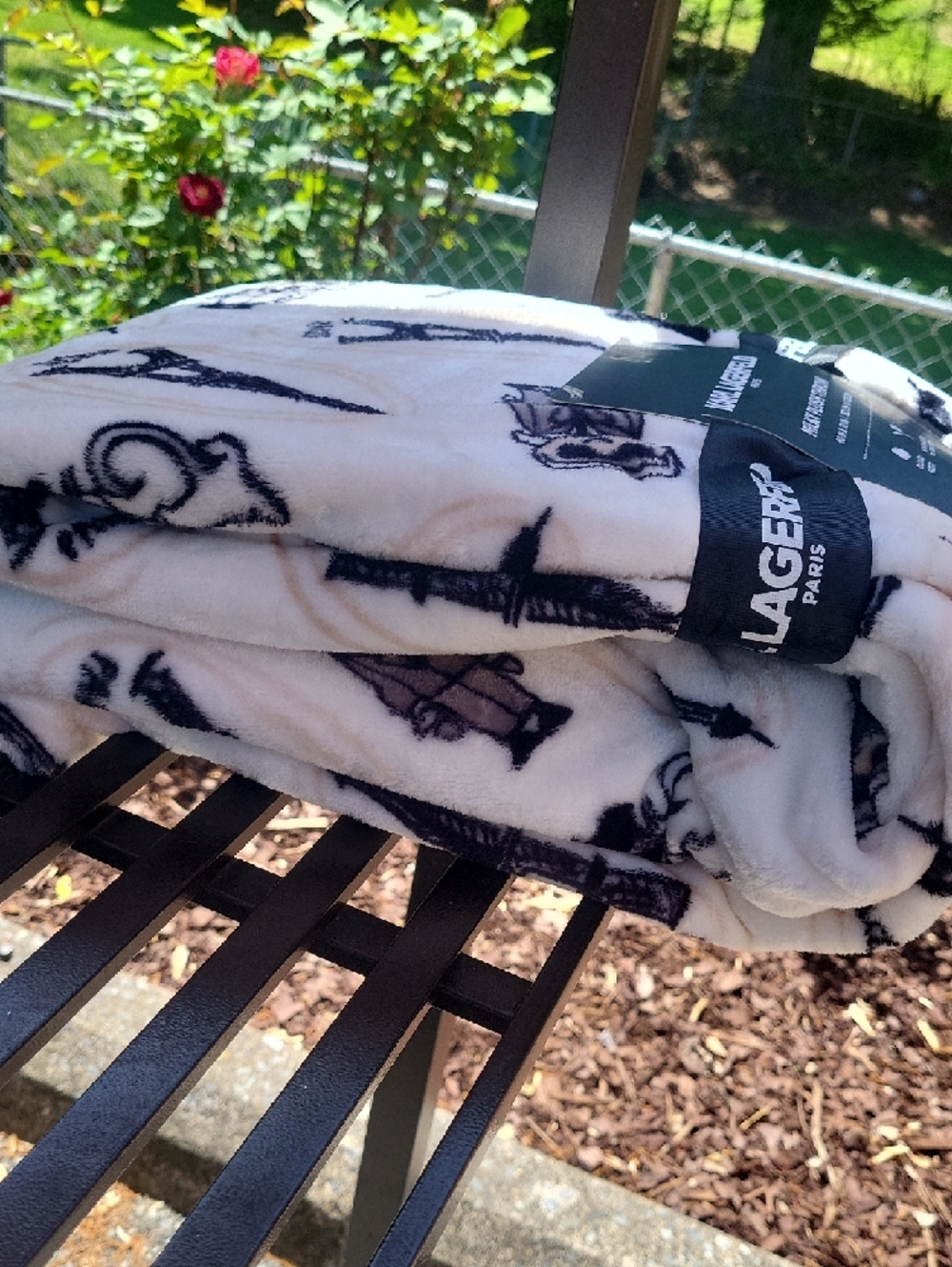 Karl Lagerfeld Black & White Milky Plush Throw Packaging - Picture 8 of 8